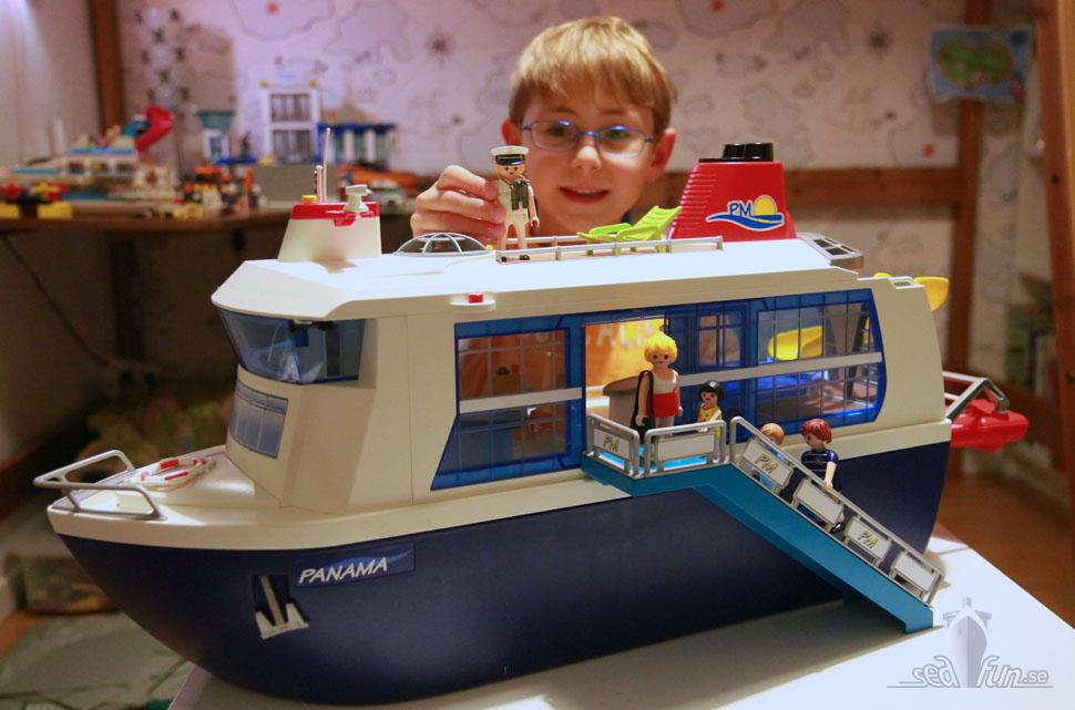 Lek kapten med Playmobils nya kryssningsfartyg