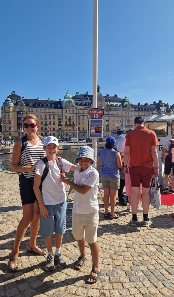 Mamma och barn på kaj i Stockholm