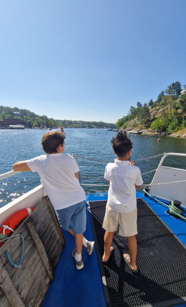 Två barn på däck på Strömma skärgårdsbåt