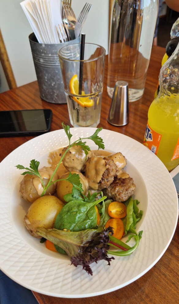 Köttbullar med potatis på MS Strömma kanal