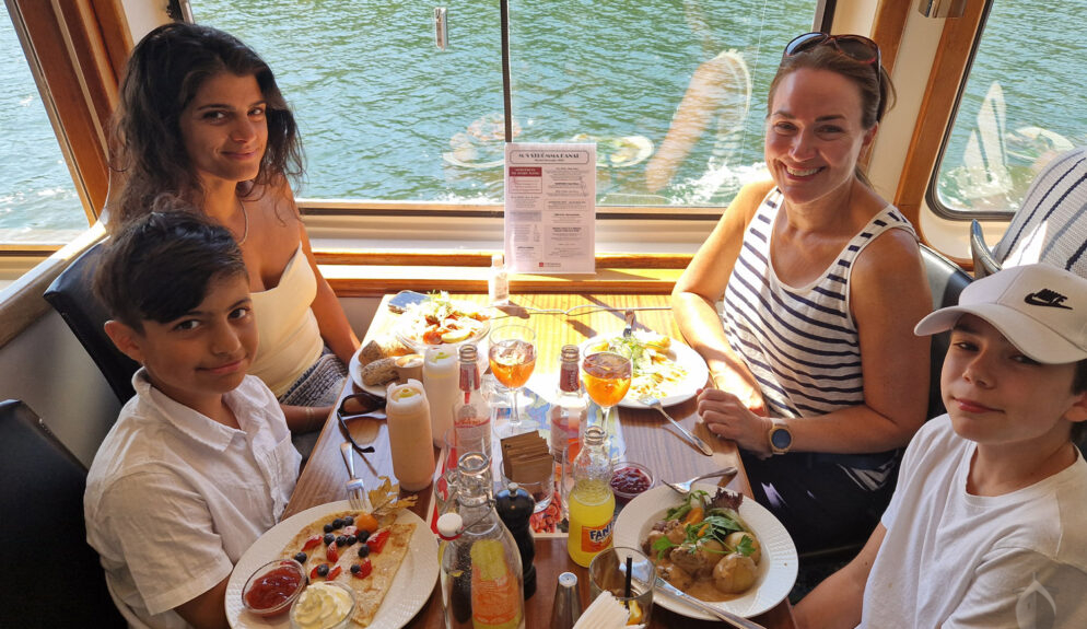 Två mammor och två barn med läcker lunch ombord på MS Strömma kanal