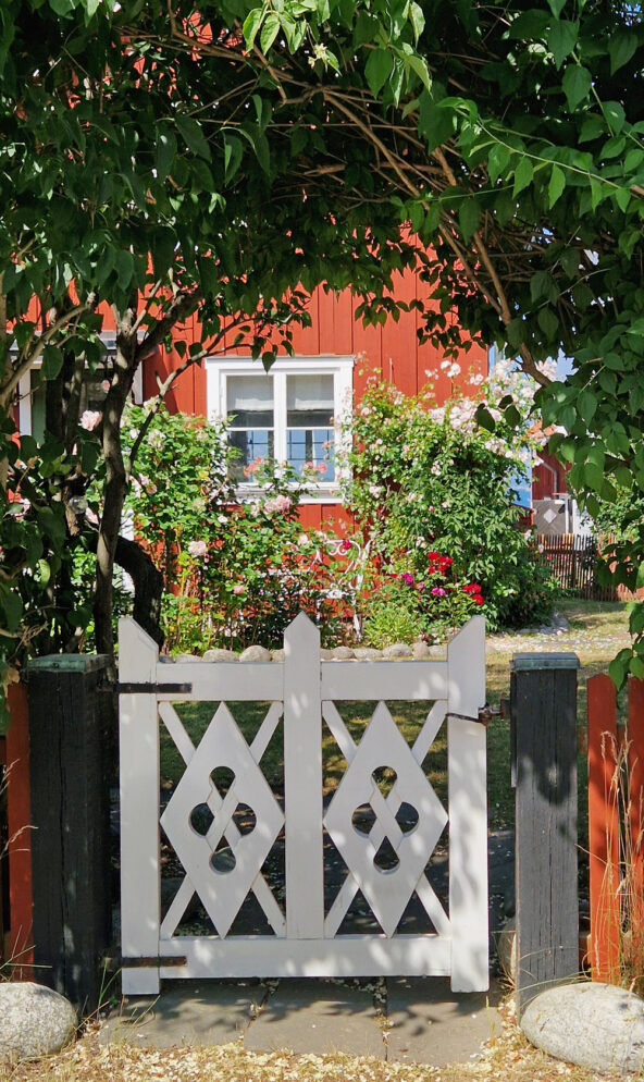 Idyllisk grind och trädgård i Sandhamn