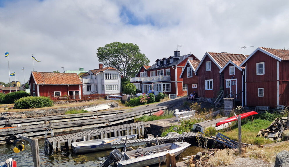Fiskebodar och hus på bortre del av Sandhamn