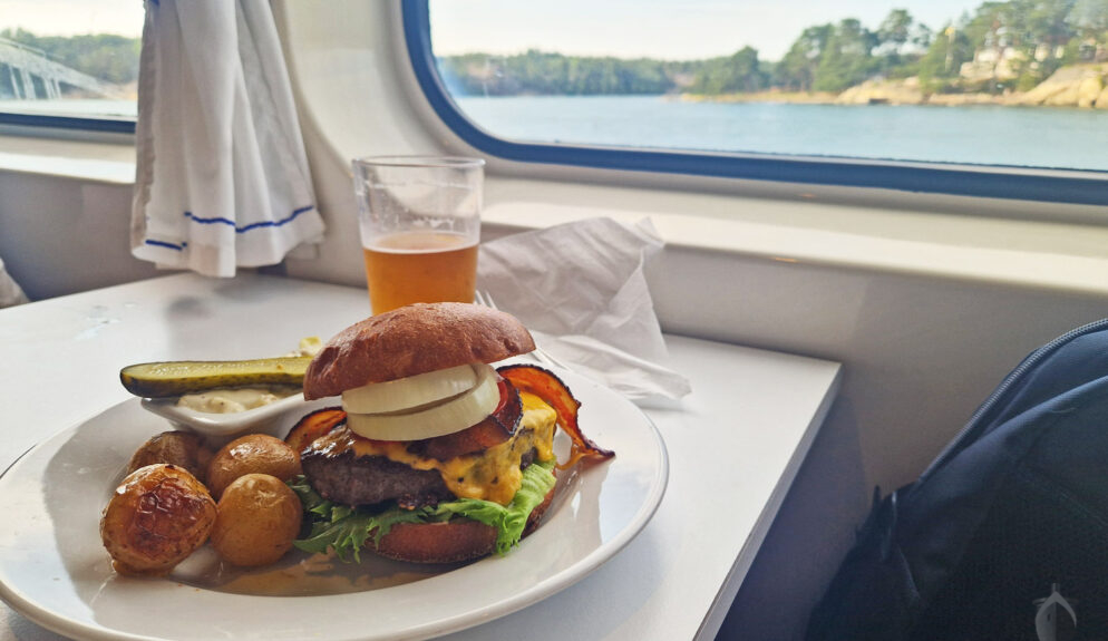 Hamburgare med potatis ombord på en av Strömmas Cinderella-båtar