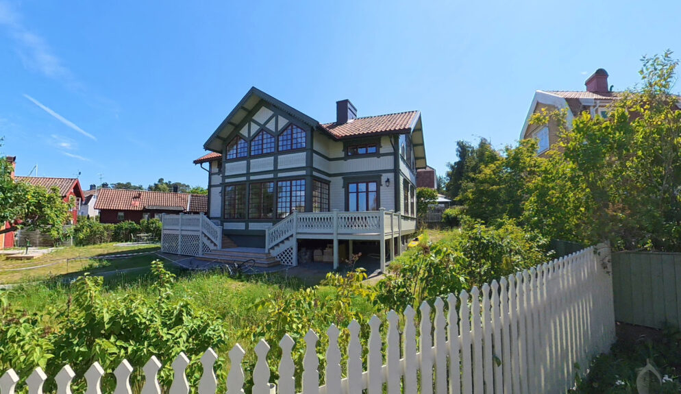 hus med snickarglädje i Sandhamn