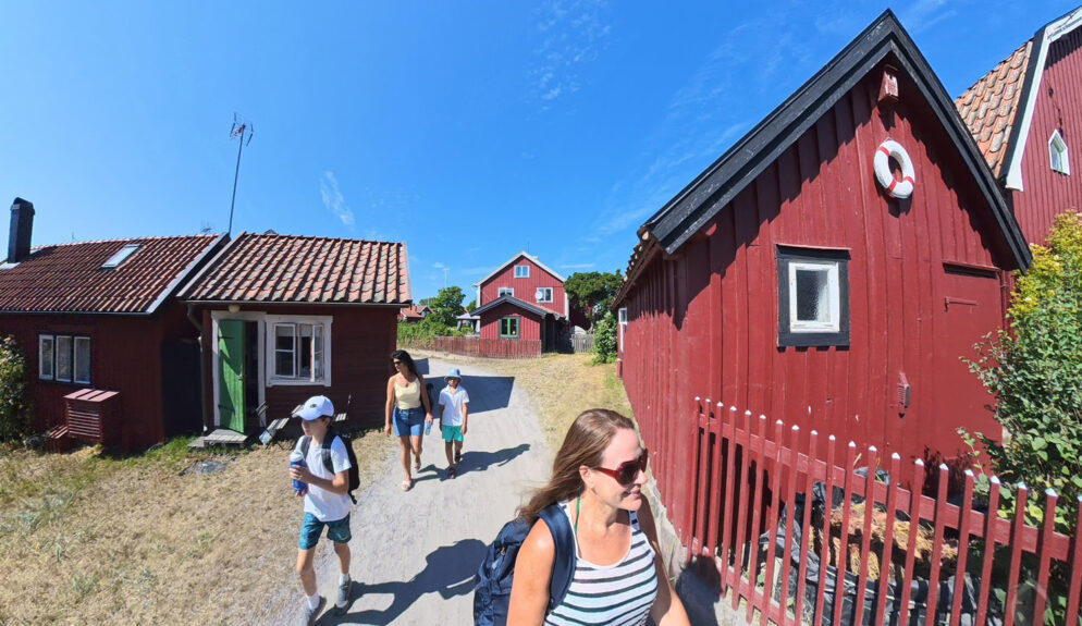 barn och mammor på promenad i Sandhamn